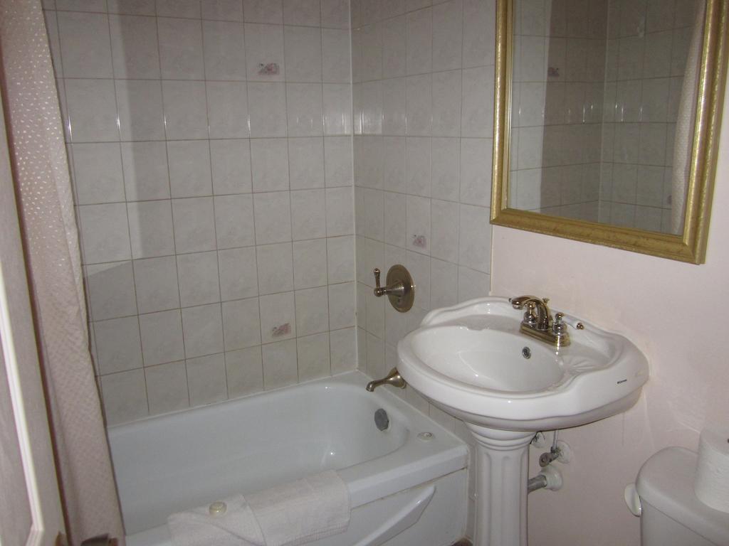 Traveller'S Inn Dawson Creek Room photo