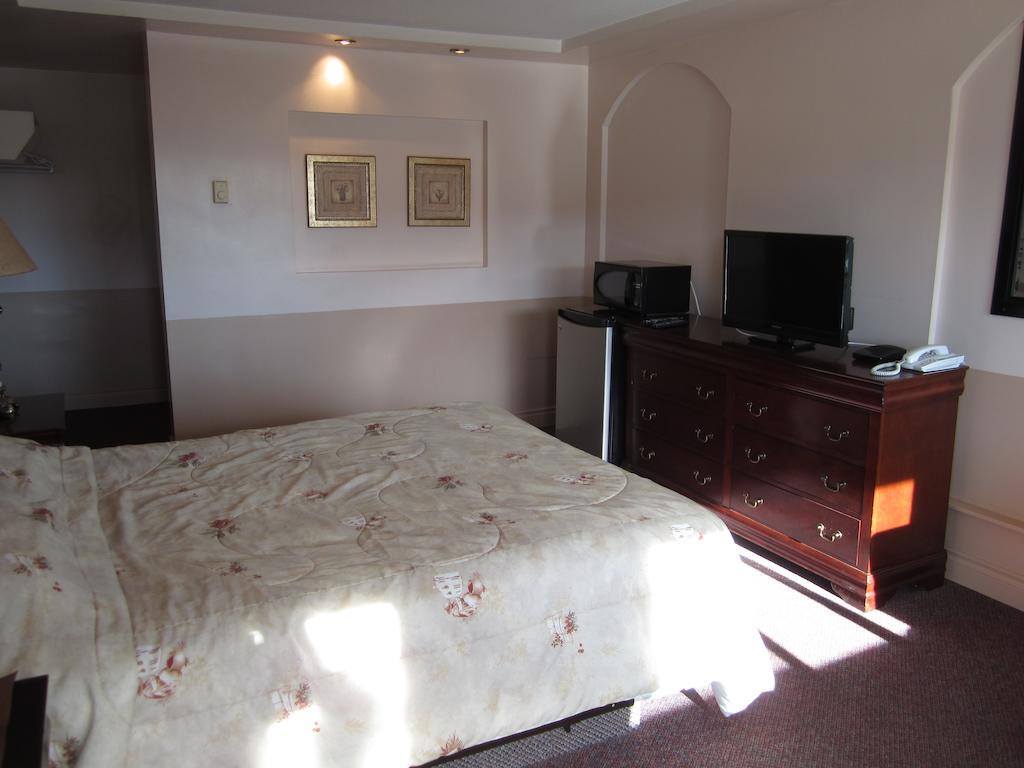 Traveller'S Inn Dawson Creek Exterior photo