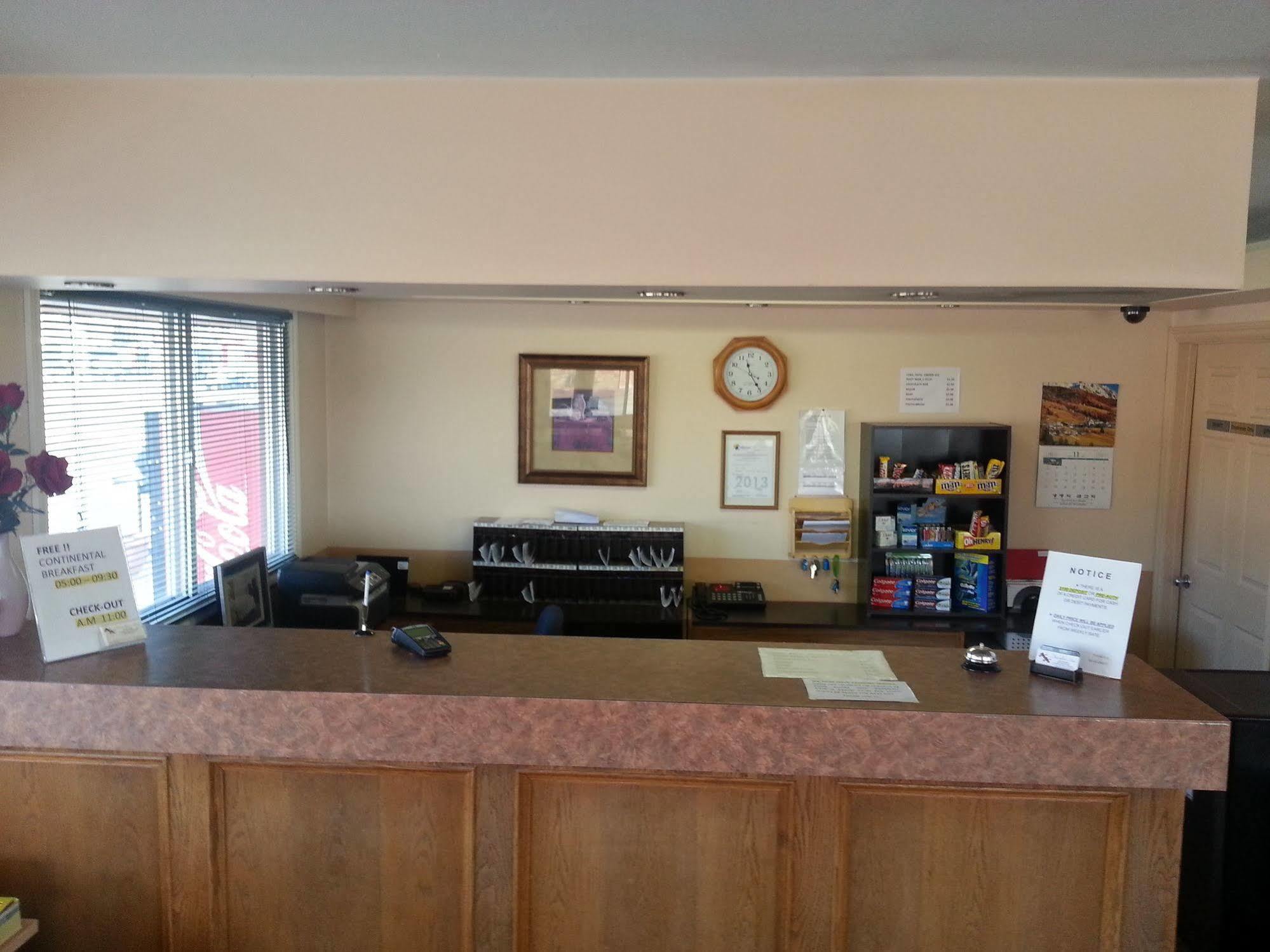 Traveller'S Inn Dawson Creek Exterior photo