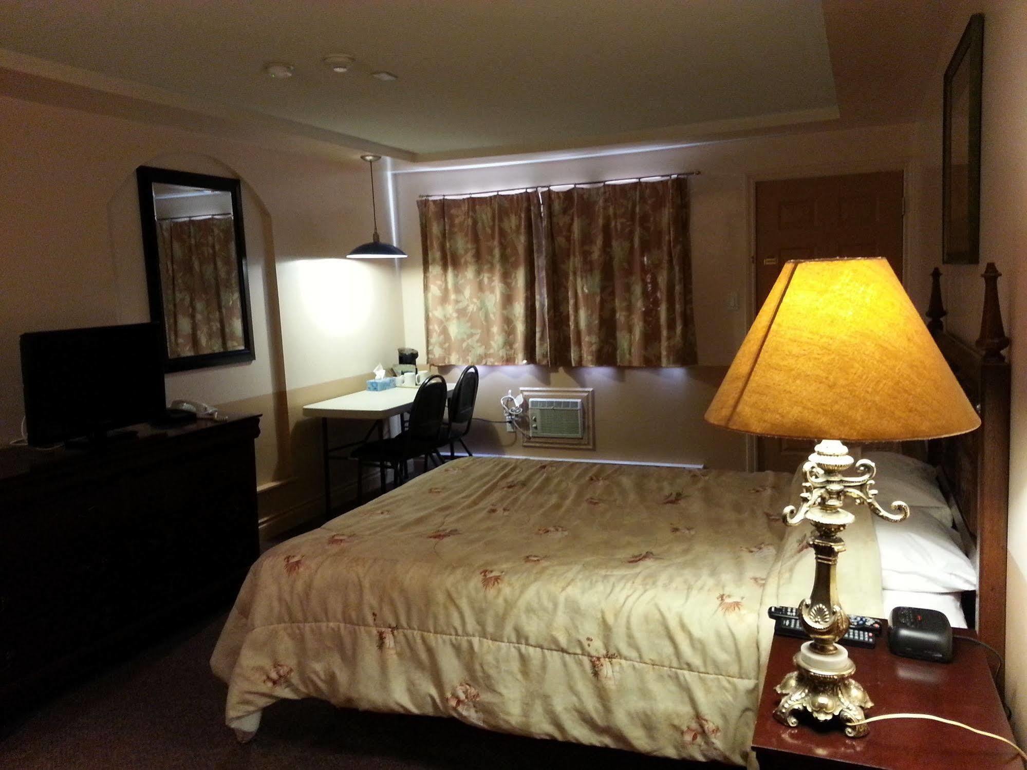 Traveller'S Inn Dawson Creek Exterior photo