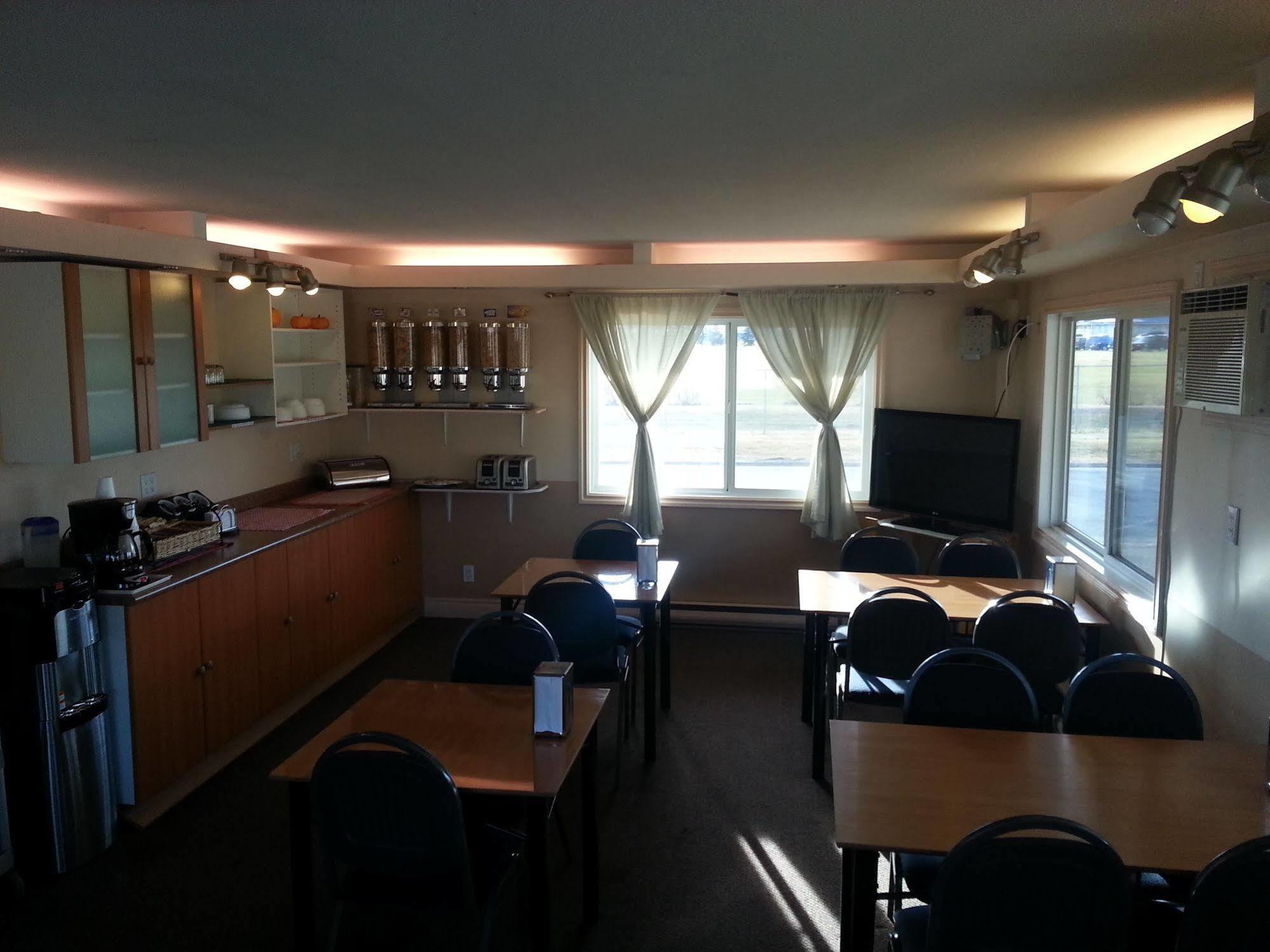 Traveller'S Inn Dawson Creek Exterior photo